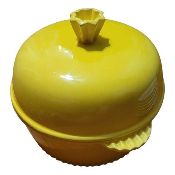 Sunshine Yellow Bakeware 3 Qt. Round Casserole Dish w/Lid Made In The USA - Picture 1 of 5
